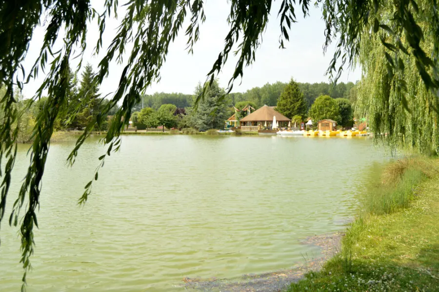 La Croix Du Vieux Pont lake
