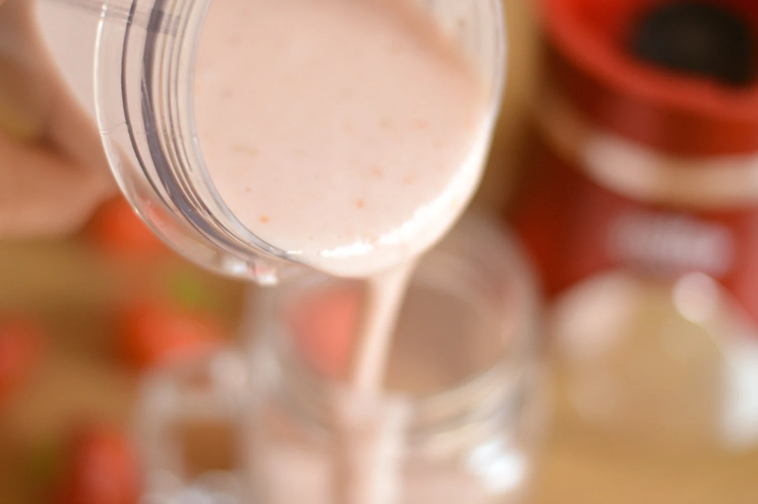 Pouring the smoothie