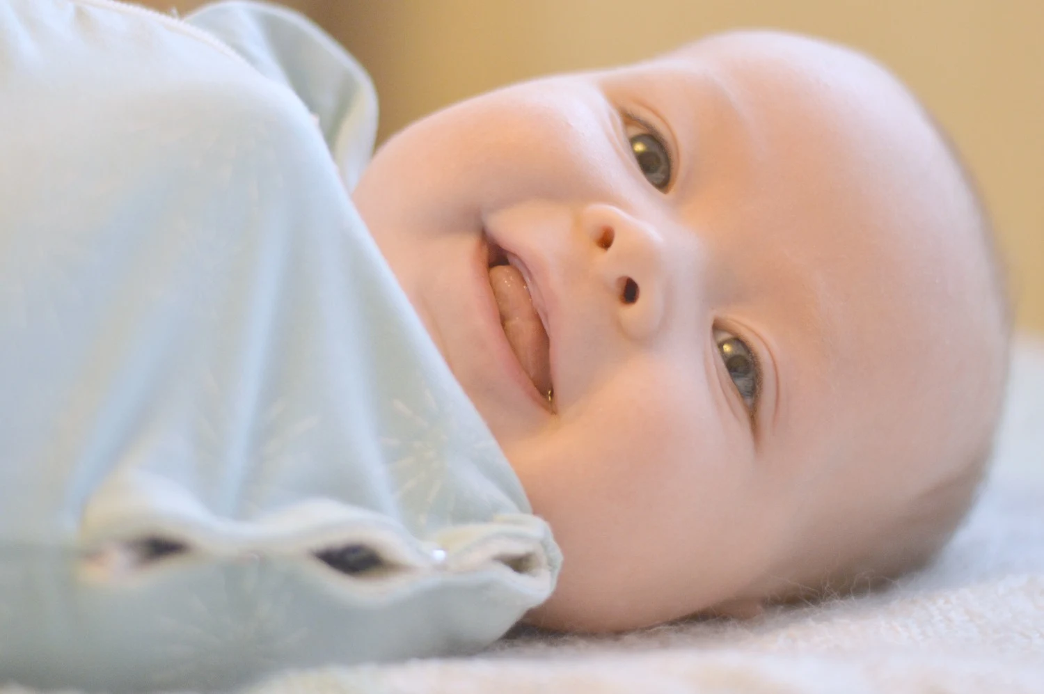 swaddling baby with ergoPouch swaddle