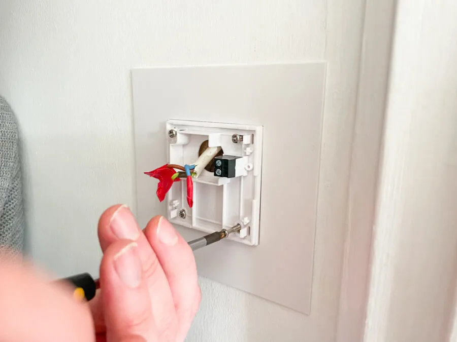 Fixing Netatmo thermostat to wall